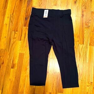 Capri Hue Black Leggings!